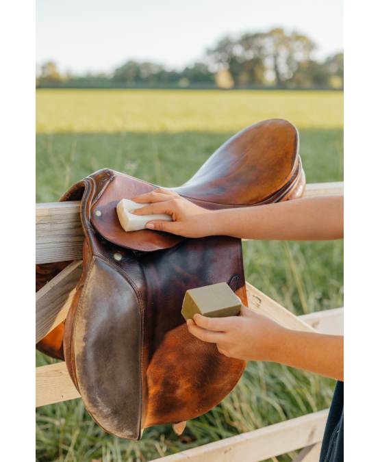 Acheter l'authentique **Savon à l’huile d’olive pour le cuir 200g CHEVAUX