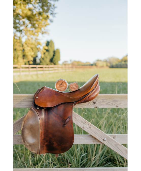 Acheter l'authentique **Savon à l’huile d’olive pour le cuir 200g CHEVAUX