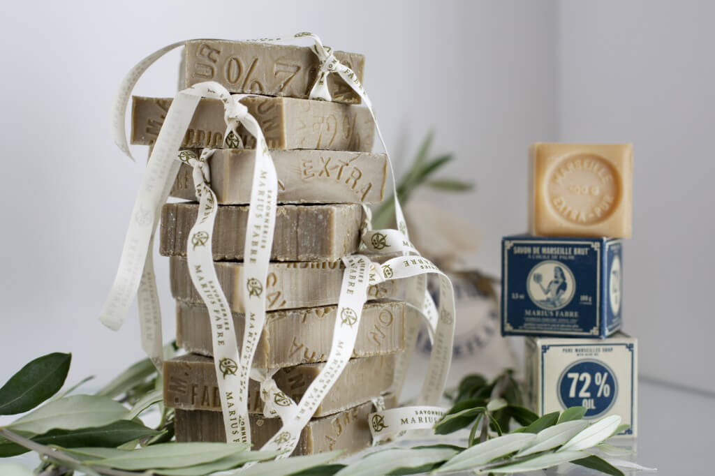 Le savon de Marseille pour nettoyer la pièce à vivre 
