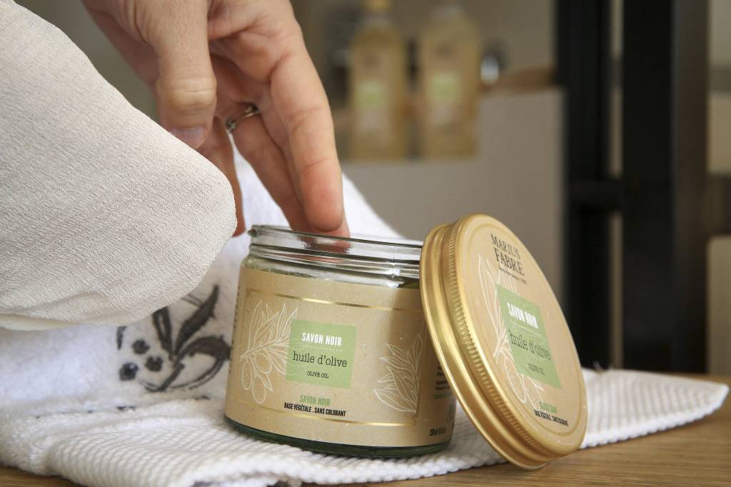 Comment effectuer un gommage au savon noir ?