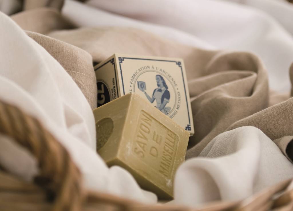 Comment enlever les taches avec du savon de Marseille ? 