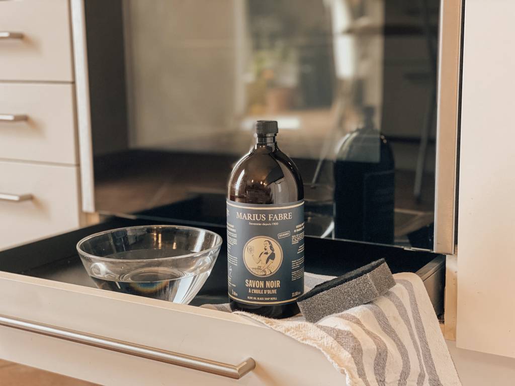 Comment nettoyer la vitre de son four avec du savon noir ?