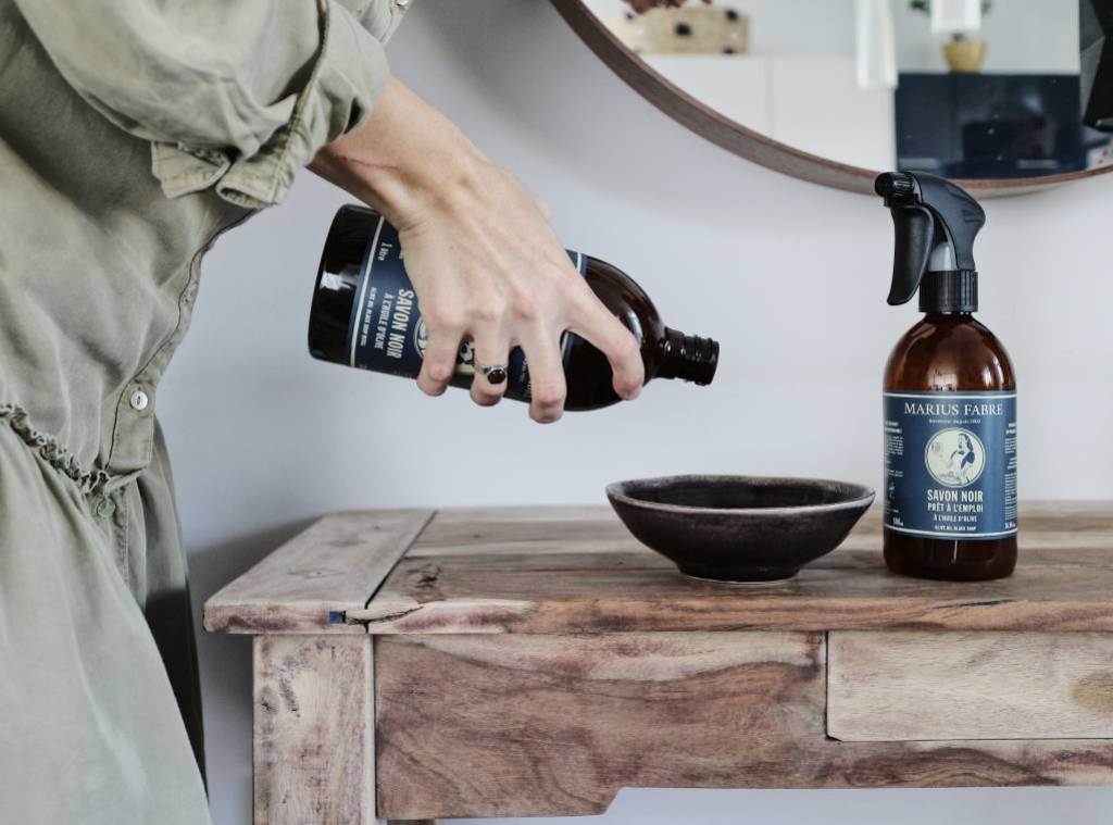¿Cómo se limpia una terraza de madera con jabón negro?