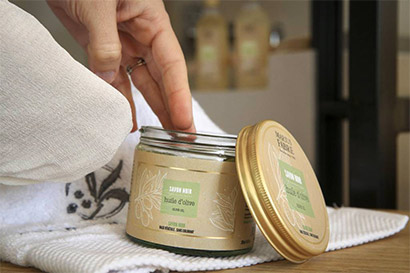 Comment effectuer un gommage au savon noir ?