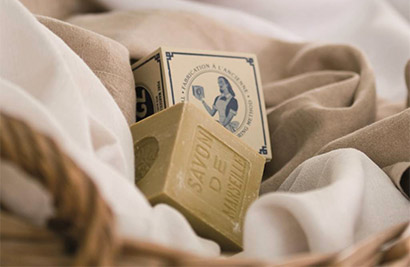 Comment enlever les taches avec du savon de Marseille ? 