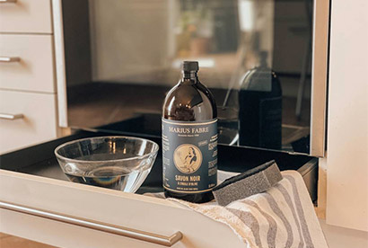 Comment nettoyer la vitre de son four avec du savon noir ?