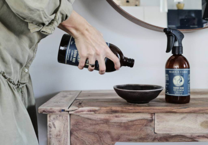 ¿Cómo se limpia una terraza de madera con jabón negro?