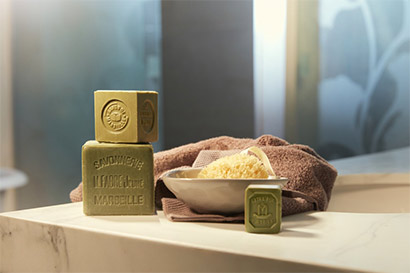 Le savon de Marseille pour nettoyer la salle de bain 